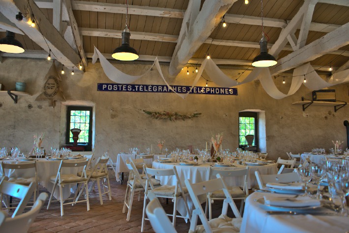 Photo de la salle de réception du château de Bois Rigaud en France, décorée à l'occasion d'un mariage dans le Puy-de-Dôme