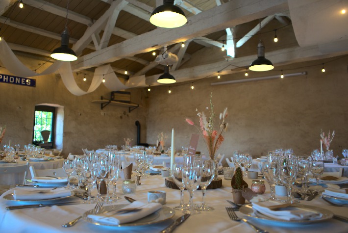 Photo de la salle de réception du château de Bois Rigaud en France, décorée à l'occasion d'un mariage