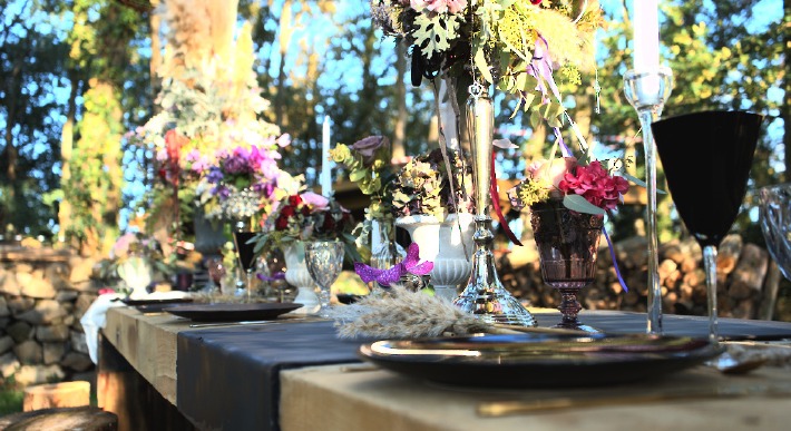 Photo de l'espace brunch en extérieur du château de Bois Rigaud, proposé aux mariés pour leur brunch du lendemain après un mariage, dans le Puy-de-Dôme