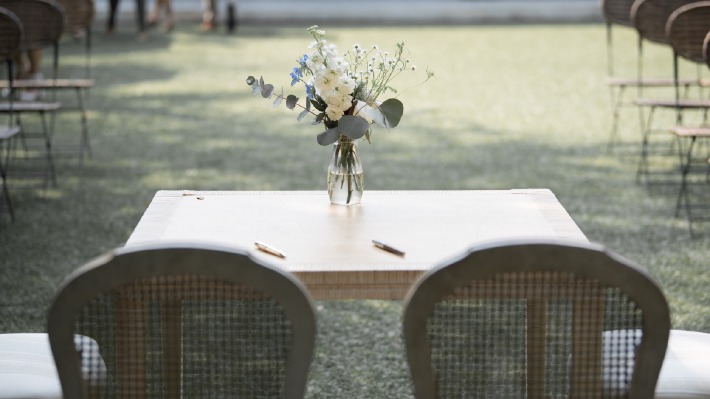 Photo d'un jardin décoré pour une cérémonie laïque de mariage en Auvergne, dans le Puy-de-Dôme