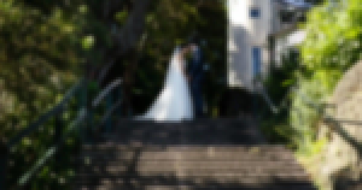 Photo de couple prise devant un château pour leur mariage en France