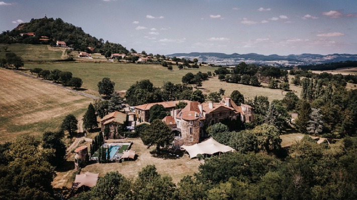 Photo de couple prise devant un château pour leur mariage en France