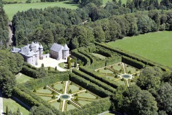Photo aérienne prise en drône du château de Cordès en Auvergne.