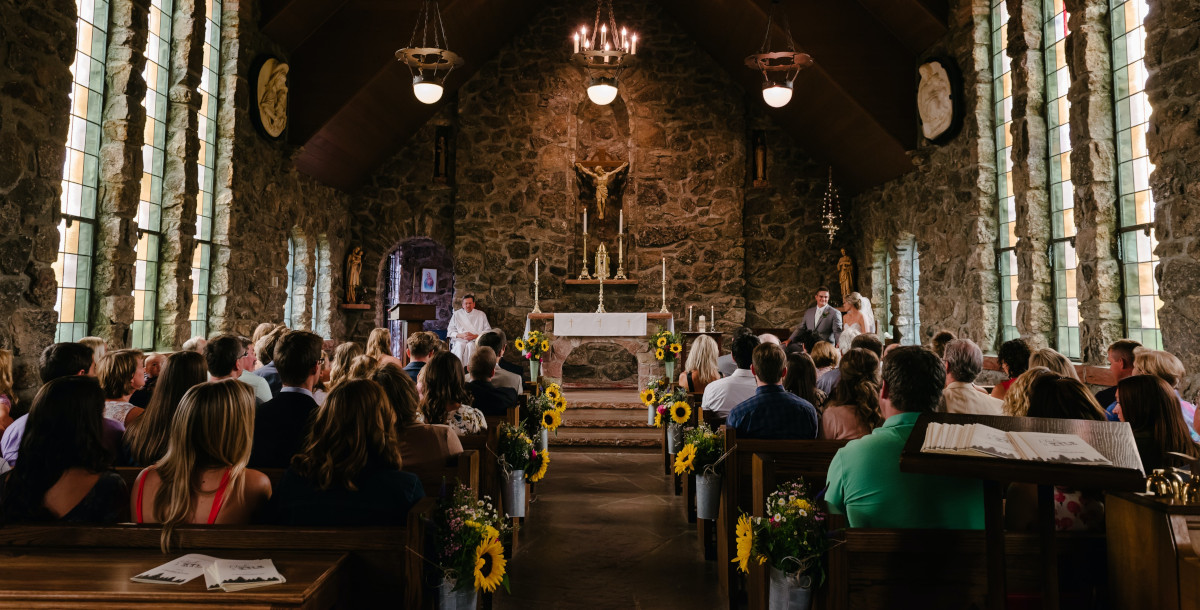Photo d'une cérémonie de mariage religieuse dans la chapelle d'un château en France