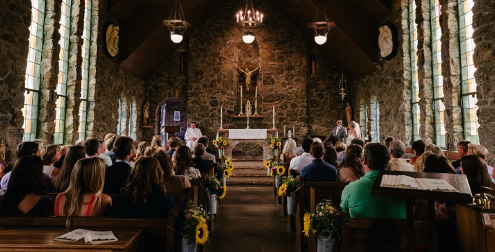 Photo d'une cérémonie de mariage religieuse dans la chapelle d'un château en France