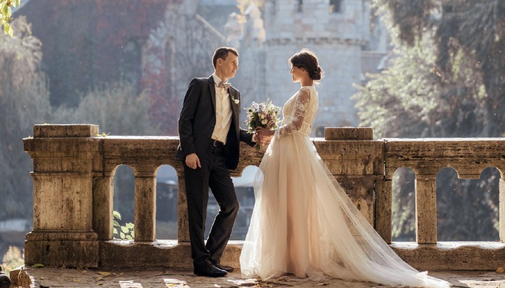 Photo d'un couple prise lors de la célébration de leur mariage en France devant un château