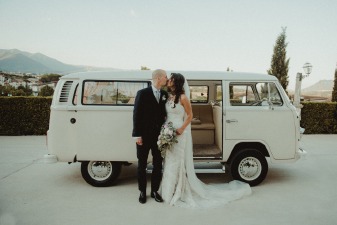 Photo d'un couple le jour de leur mariage en France.