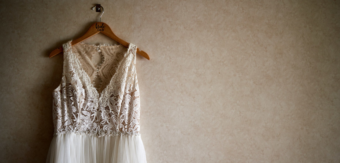 Photo d'une robe de mariée accrochée à un mur