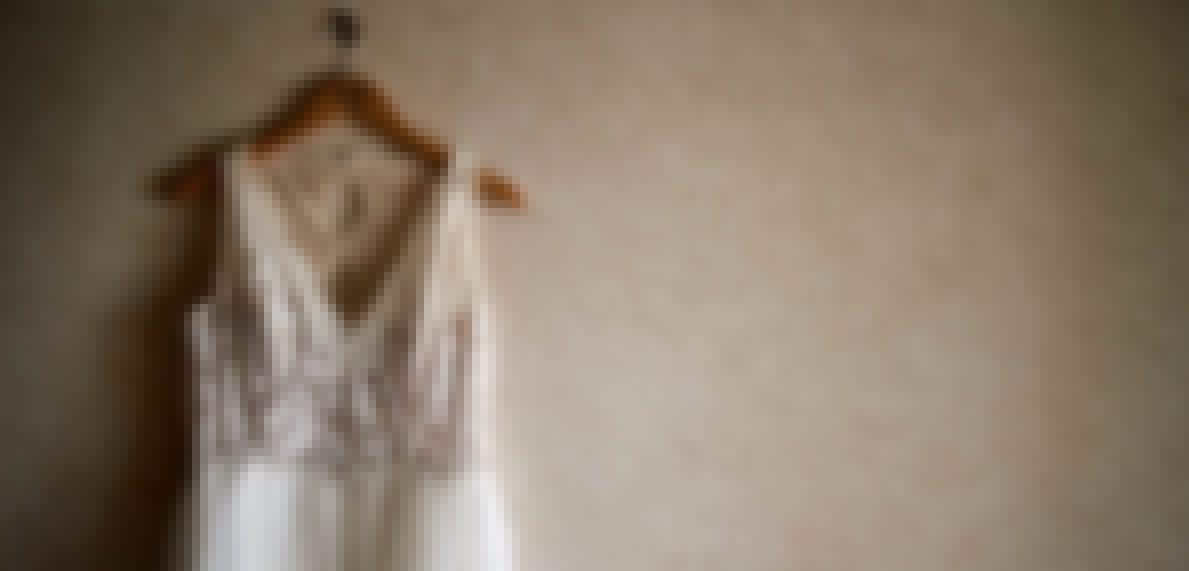 Photo d'une robe de mariée accrochée à un mur
