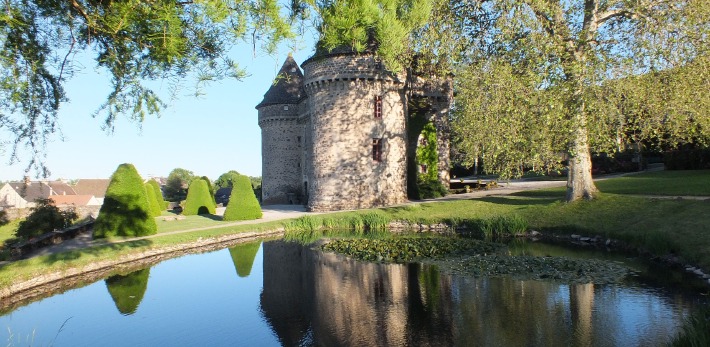 Photo du château d'Auzers dans le Cantal