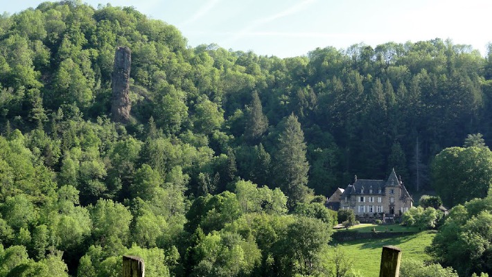 Photo du château de Seilhols dans le Cantal