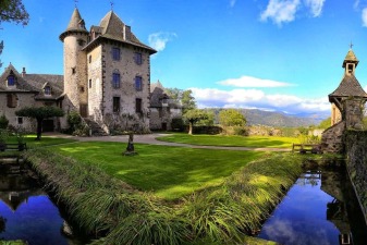 Photo du château de Vixouze dans le Cantal, proposé à la location pour des mariages.