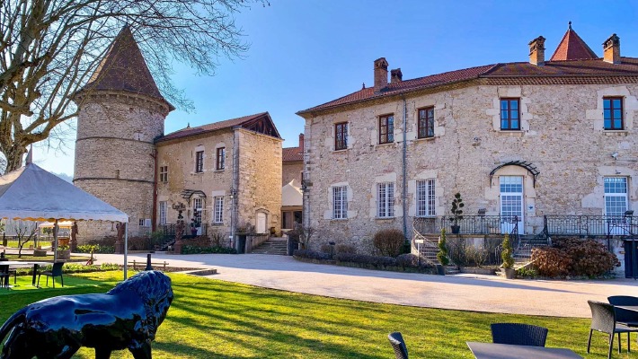 Photo de la façade du château de Chapeau Cornu près de Lyon
