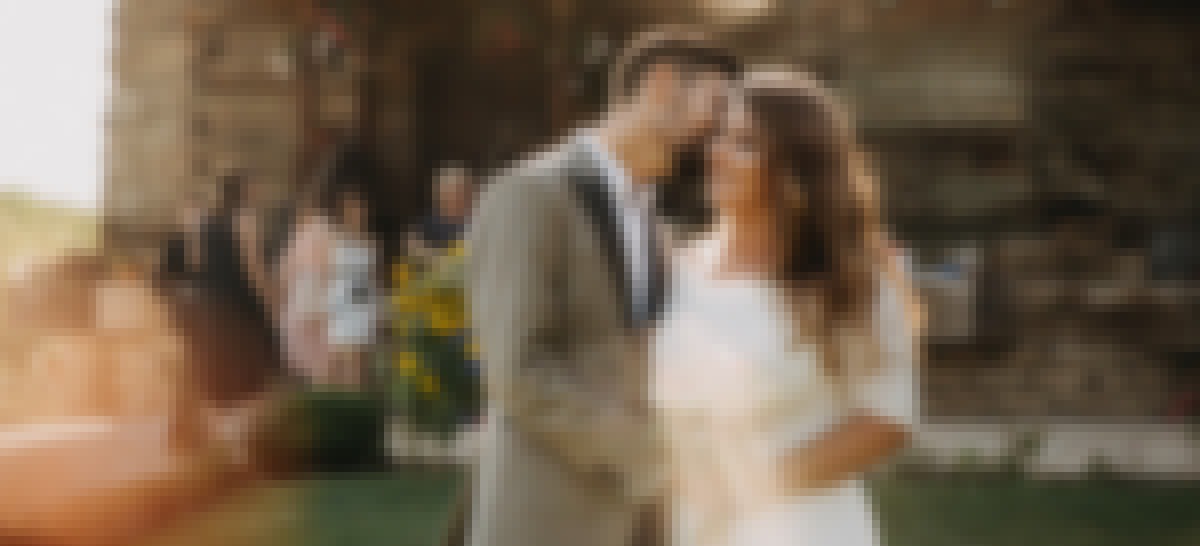 Photo d'un couple devant un château le jour de leur mariage