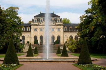 Photo d'un couple devant un château le jour de leur mariage.