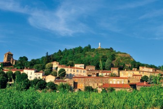 vue d'ensemble du village d'Usson dans le Puy-de-Dôme (Auvergne)