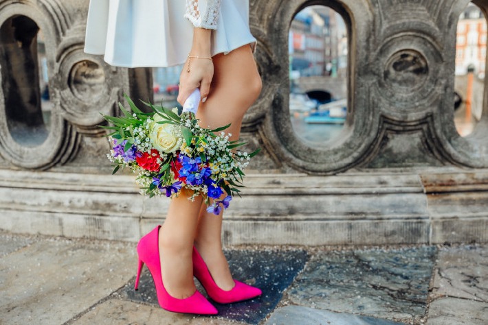 Photo d'une robe de mariée dans les rues de Paris