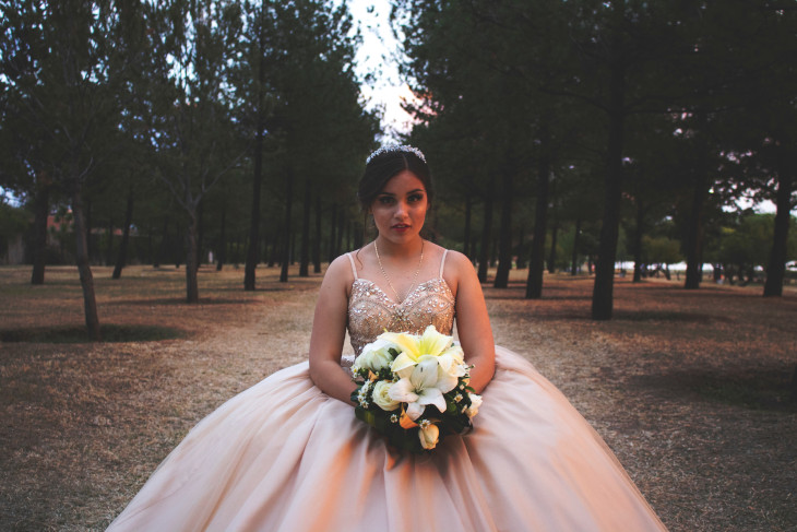 Photo d'une mariée dans un bois