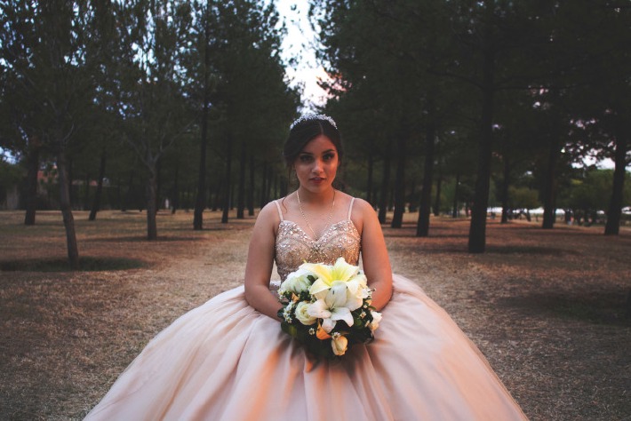 Photo d'une mariée dans un bois