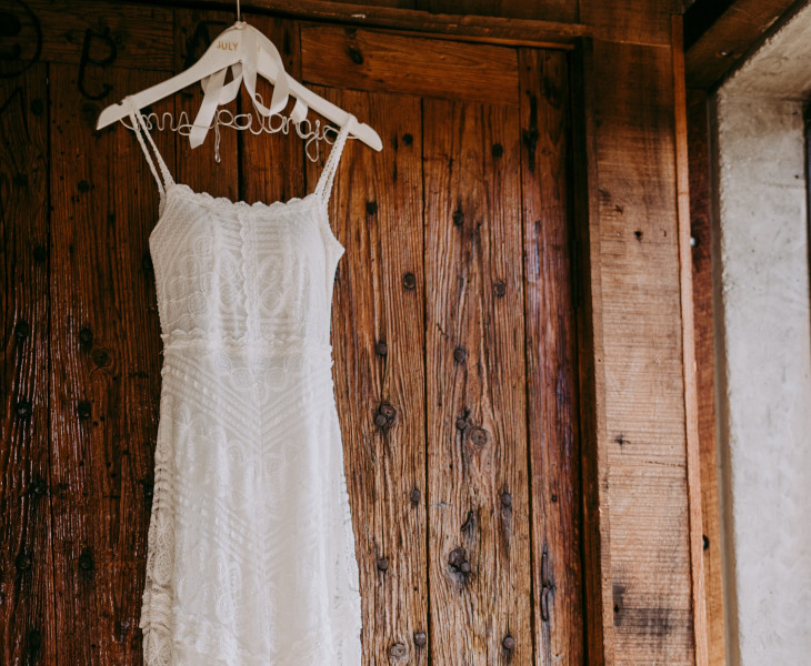 Photo d'une robe de mariée lors d'un essayage