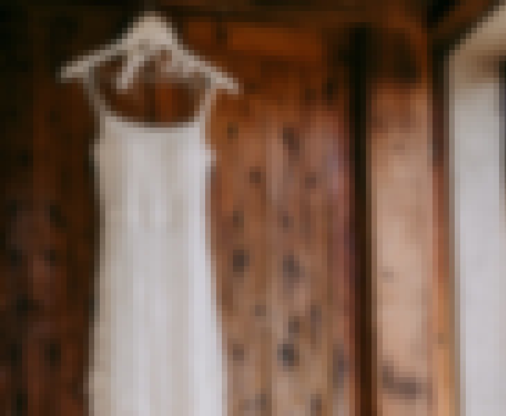 Photo d'une robe de mariée lors d'un essayage