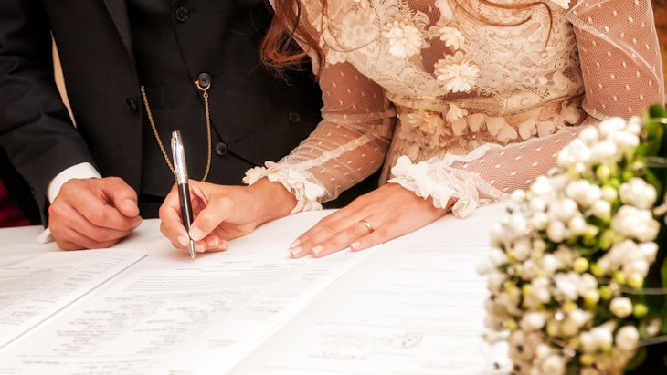 Signature de l'acte de mariage en mairie
