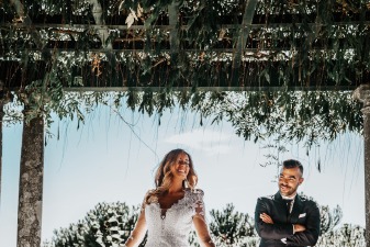 Mariés célébrant leur jour J