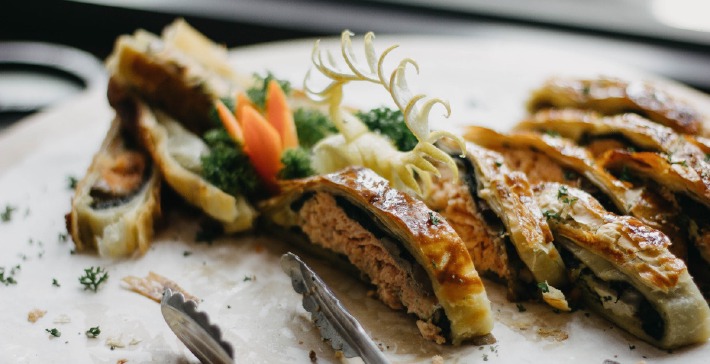 Photo d'un plat de mariage servi avec de la viande