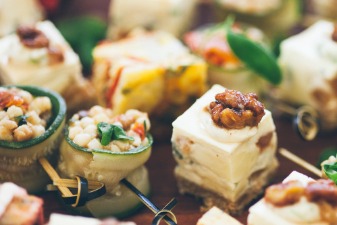 Photo d'un buffet de mariage avec des canapés