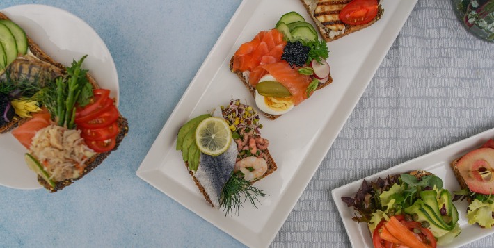 Photo d'un plat de mariage servi avec de la viande