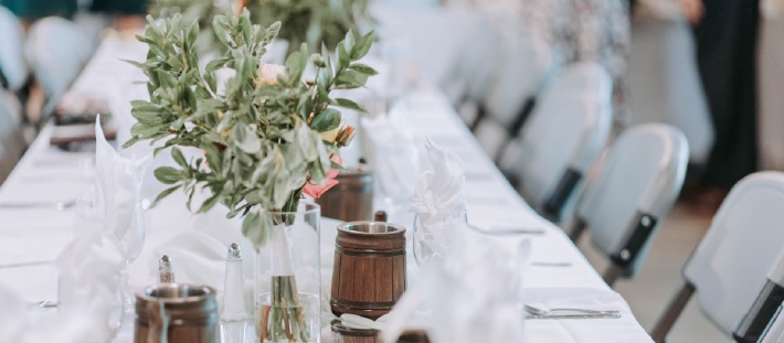 Photo d'une table de mariage décorée dans un lieu de réception en France.