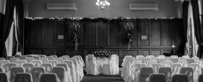 Photo d'une cérémonie de mariage photographiée en noir et blanc.