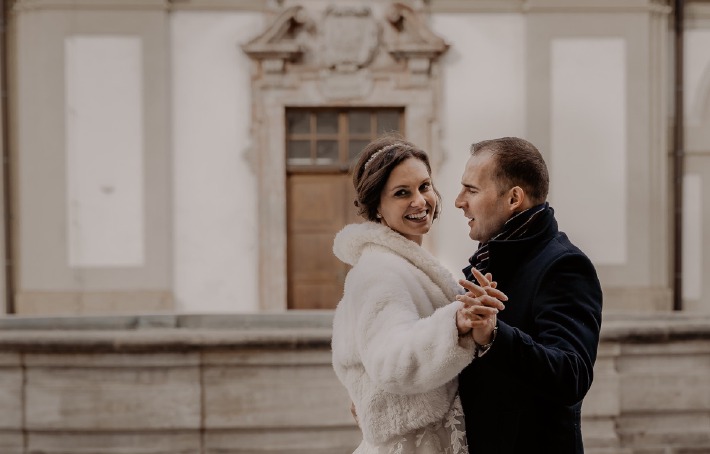 Photo de la façade d'un couple devant château en France prise le jour de leur mariage