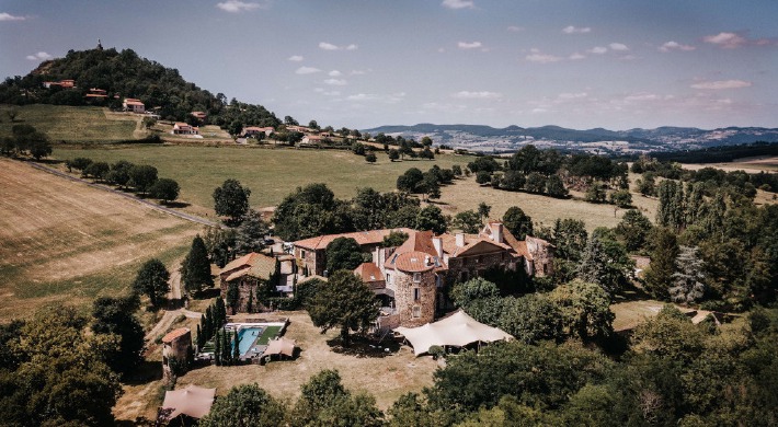 Photo de la façade d'un château proposé à la location pour des mariages