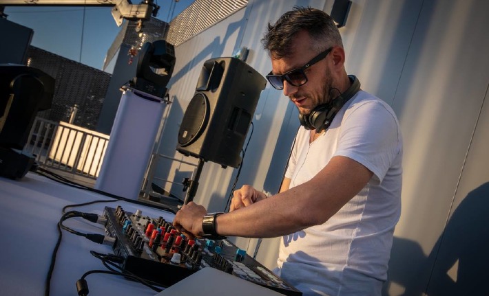 Ludovic Hautevelle, DJ en train de mixer lors d'un mariage