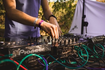 Cérémonie de mariage civil organisée dans les jardins du château de Bois Rigaud par la wedding planner l'Atelier des rêves en Auvergne