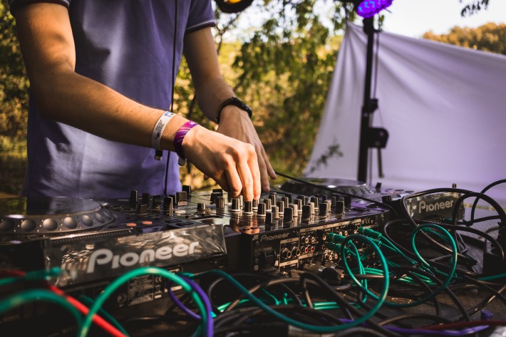 DJ mixant sur ses platines lors d'un mariage dans le Puy-de-Dôme en Auvergne