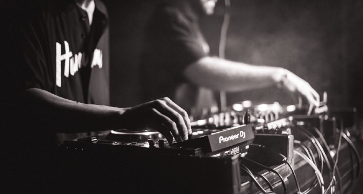 DJ mixant sur ses platines lors d'un mariage en Auvergne