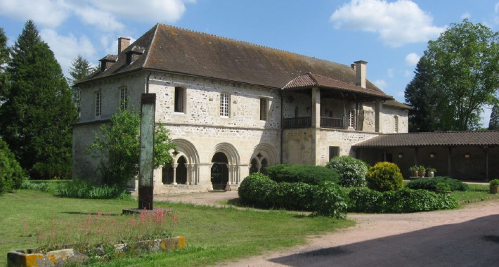 Photo de l'Abbaye de Saint-Gilbert dans l'Allier.