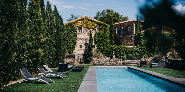 Photo du parc et de la piscine du château de Bois Rigaud, l'un des plus domaines où organiser son mariage en Auvergne