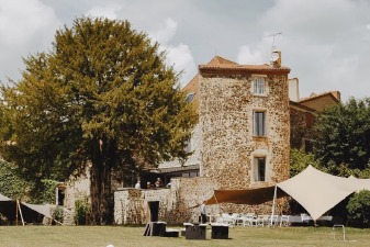 Couple photographié lors d'un mariage avec en arrière plan un château de mariage en France.