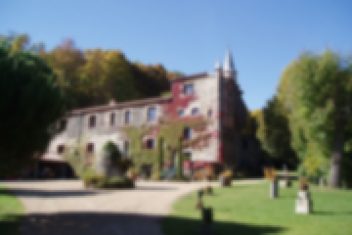 Photo de la façade du domaine de la Pradat Haute à Aydat dans le Puy-de-Dôme