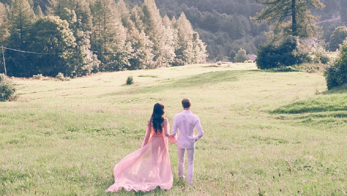 Photo d'un couple de mariés prise en extérieur à l'occasion d'un élopement