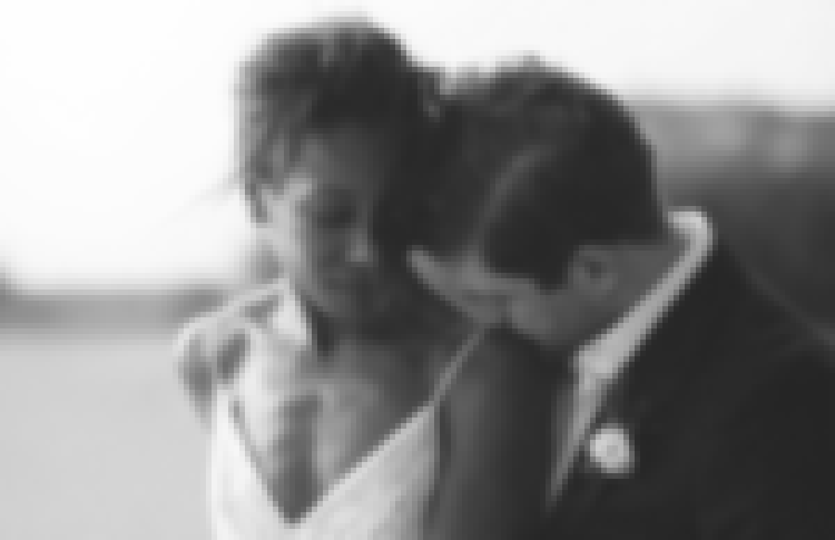 Photo en noir et blanc d'un couple prise par un photographe à l'occasion de leur mariage intime à deux, organisé sur le thème de l'elopement