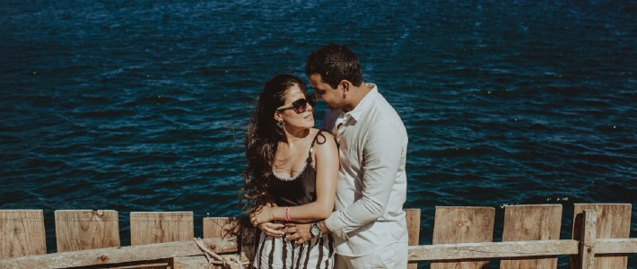 Photo d'un couple de mariés prise en extérieur à l'occasion d'un élopement