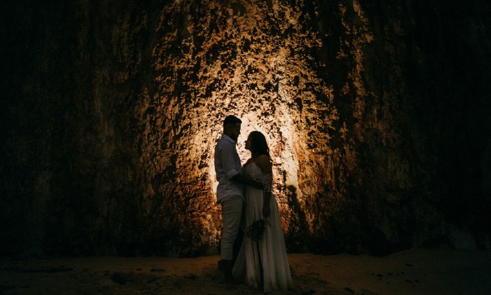 Photo d'un couple amoureux prise dans un lieu d'exception en pleine nature pour leur élopement