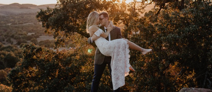 Photo d'un couple amoureux prise dans un lieu d'exception en pleine nature pour leur élopement