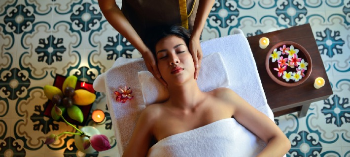 Photo d'un massage prodigué dans le spa du château de Bois Rigaud en Auvergne