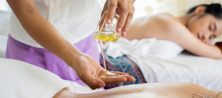 Photo d'un massage prodigué dans le spa du château de Bois Rigaud en Auvergne