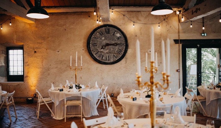 Photo de l'ancienne ferme du château de Bois Rigaud, convertie en salle de réception pour des mariages dans le Puy-de-Dôme